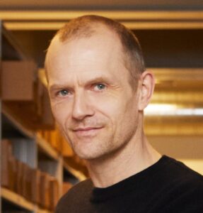 Adan Jon Kronegh - Foredrag - DR - Forsvundne arvinger - E-ntertainment.dk